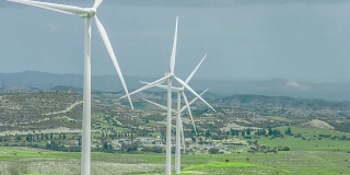 农村地区的风力发电场。绿色领域的风力涡轮机