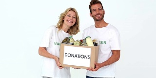 两个志愿者拿着捐款箱
