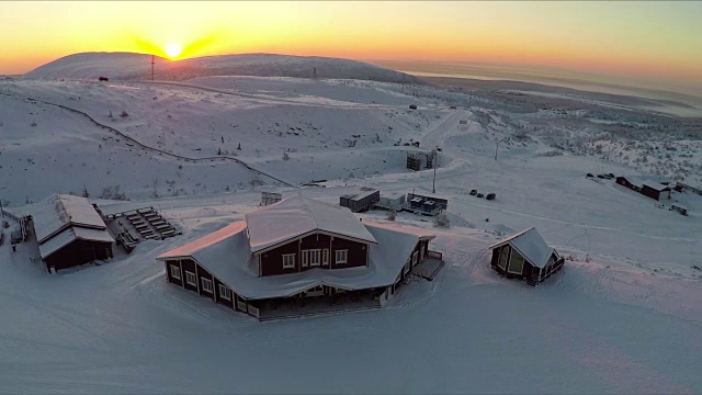 滑雪胜地日落时的鸟瞰图