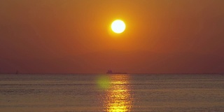平静的海面上金色的夕阳