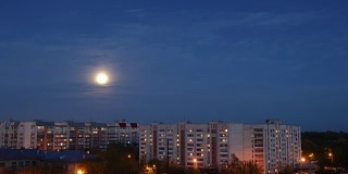 月亮在暮色中的城市升起