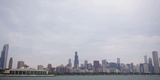 在阴天的黄昏，倾斜到芝加哥的天际线与密歇根湖滨水区。