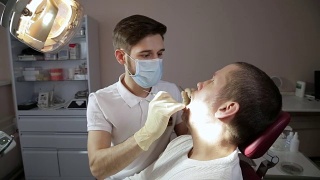 男人在看牙医视频素材模板下载
