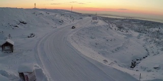 鸟瞰图的汽车驾驶积雪的道路和漂移