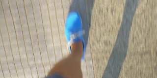 穿着蓝色鞋子的男人走在街上