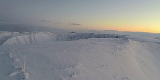 飞过积雪覆盖的希宾斯基山脉