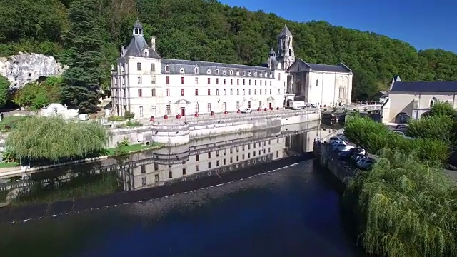 鸟瞰图的本笃会修道院的布兰托姆和河流，法国