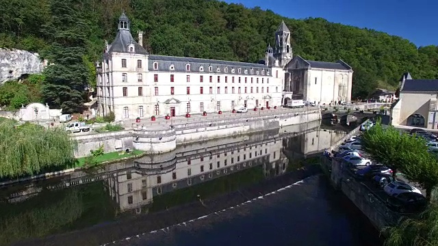 鸟瞰图的本笃会修道院的布兰托姆和河流，法国