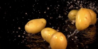 五段土豆坠落的慢动作视频