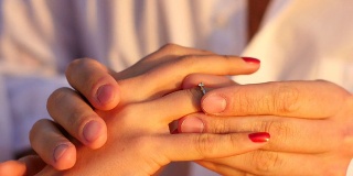 新郎戴金戒指，新娘戴金戒指。