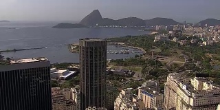 从城市上空飞往里约热内卢的糖面包山