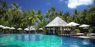 热带度假胜地的游泳池和酒吧。