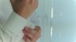 一个穿衬衫的男人视频素材模板下载