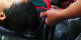 理发师为女人洗头