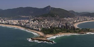 飞越里约热内卢的伊帕内玛和科帕卡巴纳海滩
