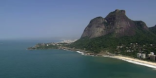 在里约热内卢的圣孔拉多海滩上空飞行