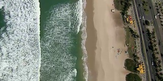 空中拍摄的巴拉达蒂茹卡海滩与海浪，巴西