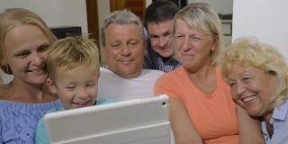 家庭与孩子看有趣的视频在pad