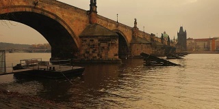 布拉格查尔斯大桥下流淌的伏尔塔瓦河