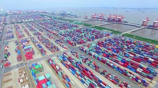 上海商业货柜码头鸟瞰图。4k视频素材模板下载