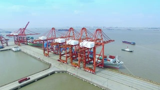上海商业货柜码头鸟瞰图。4k视频素材模板下载