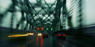 在雅克-卡地亚桥上的一辆车里的一个雨夜的时间流逝