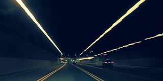 在高速公路上的一个隧道里，汽车行车记录仪的时间流逝