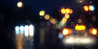 雨夜景从一辆车在红灯