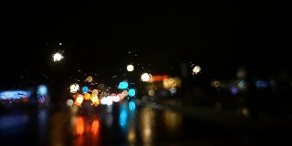 黑暗Dash摄像机汽车场景在一个雨夜