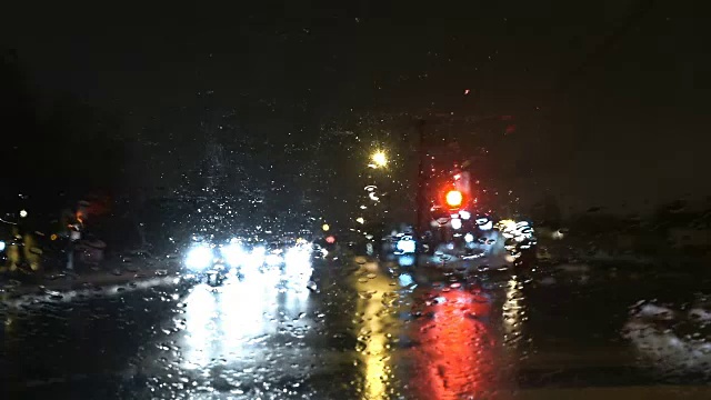 时间推移黑暗Dash相机汽车场景在一个雨夜