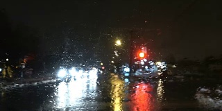 时间推移黑暗Dash相机汽车场景在一个雨夜