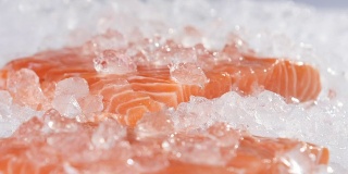 冰冻的红鱼在市场上的特写镜头