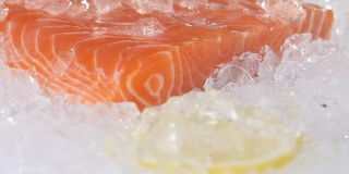 冰冻红鱼切片在市场的特写
