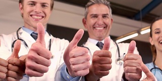 微笑的医疗团队竖起大拇指
