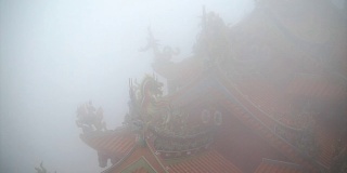 中国寺庙红灯笼在雾中闪烁的视频。神秘而精神的建筑师抽象