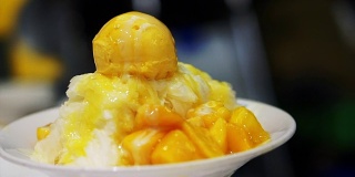 台湾名优芒果刨冰配冰淇淋。热带水果冷甜