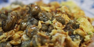 在热盘子里煎牡蛎和鸡蛋煎饼。台湾人必须在夜市吃海鲜盘