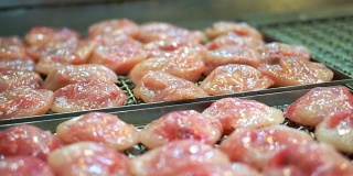 中国的粉红色饺子，里面有韭菜或猪肉