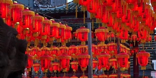 千盏中国红灯笼高清视频。点灯庆祝春节。美丽的夜景