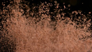 棕色面粉在黑色背景下跳动视频素材模板下载