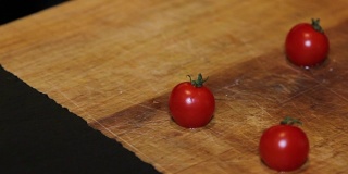 厨房桌上的小番茄