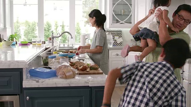 父母准备食物，作为孩子在厨房玩在R3D