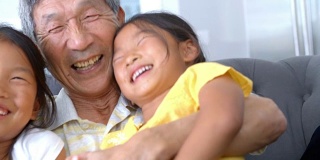 爷爷和孙女们大笑的慢动作镜头
