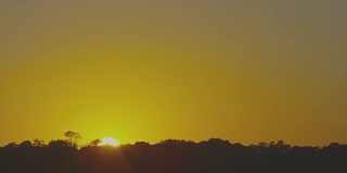 在巴西和阿根廷边界的伊瓜苏河上，日落时的惊人镜头。宽阔的河流和夏日的蓝天。南美七大奇迹