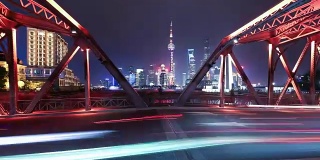 T/L WS LA上海外白渡桥夜间交通灯步道和城市景观