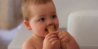 可爱的宝宝吃冰淇淋