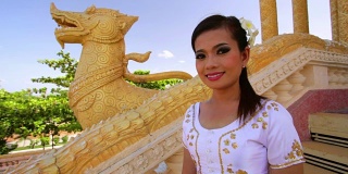 寺庙里穿着传统服装的亚洲女孩