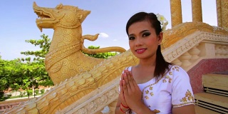 亚洲女孩以寺庙传统的方式双手打招呼