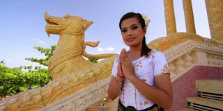 亚洲女孩以寺庙传统的方式双手打招呼