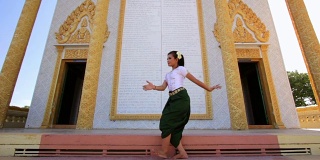 美丽的亚洲女孩在寺庙表演柬埔寨民间舞蹈